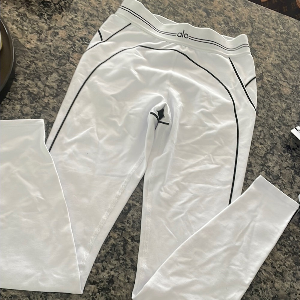 ALO Yoga White Leggings Sleek Design